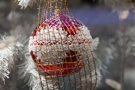 Bola Redonda De Natal Vermelha Em Malha Dourada Sobre O Fundo De Um