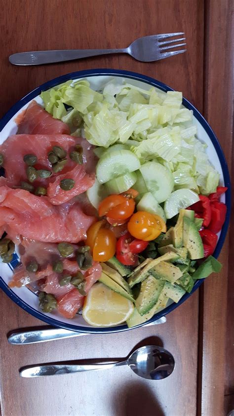 Zelfgemaakt Salade Met Gerookte Zalm Kappertjes Tomaatjes Avocado