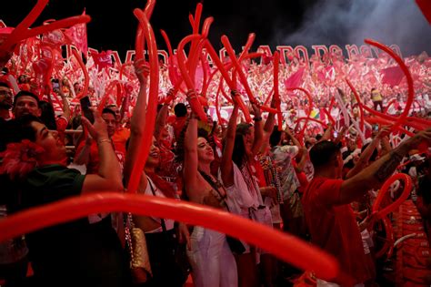 Festival De Parintins Anima A Miles Con Su Tradicional Colorido En La