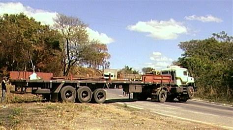 Carreta carregada cerveja tomba e a carga é saqueada na BR 494