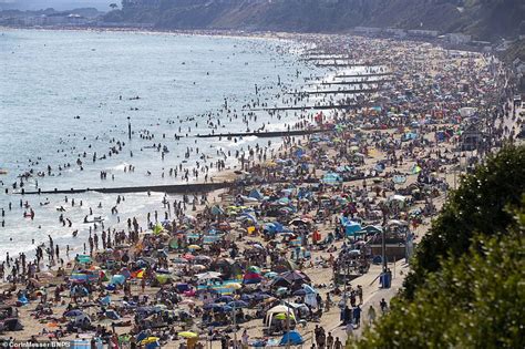 Phụ nữ Anh diện bikini tụ tập trên bãi biển hồ bơi bất chấp Covid 19