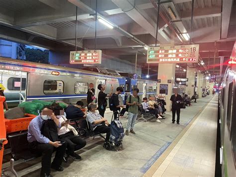 淹水釀台鐵大誤點！基隆七堵車站擠滿人 通勤族嘆：火車都不動 基宜花東 地方 聯合新聞網