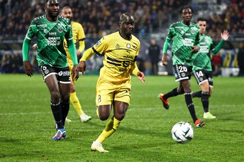 Asse Un Ancien Vert Crie Son Amour Pour Les Supporters