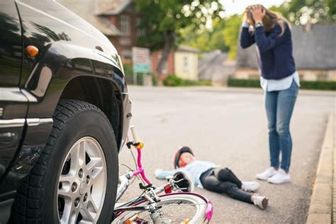 Cómo obtener compensación para su hijo después de una lesión o