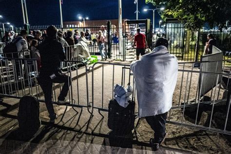 Drukte In Ter Apel Voor Het Eerst Slapen Asielzoekers Buiten