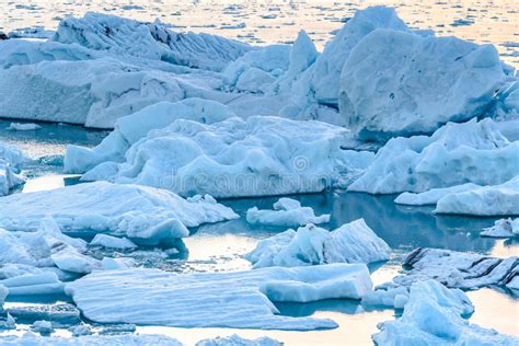 Vista De Icebergs En La Laguna Del Glaciar Islandia Foto De Archivo