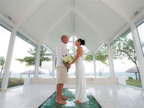 Fiji wedding at Treasure Island Resort. Fiji wedding packages.