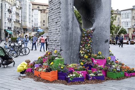 Fotos Las Flores Engalanan Las Esculturas Del Centro De Vitoria El