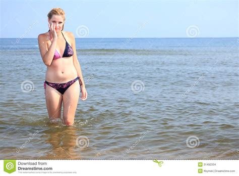 Mujer Hermosa En Bikini Que Toma El Sol La Playa Foto De Archivo