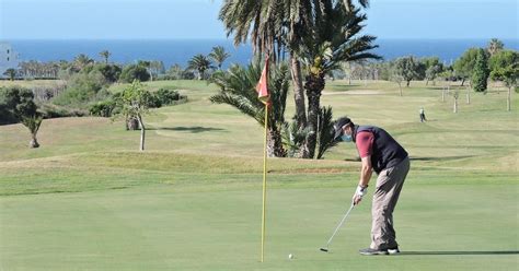 Los Jugadores Dan Sus Primeros Golpes En El Campo Municipal Albor N Golf