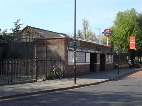 Manor House Tube Station Main Entrance © Oxyman Cc By Sa20