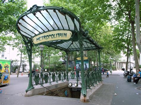 Hector Guimard bouche de métro de la Place des Abbesses Paris vers