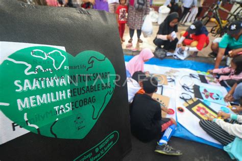 Kampanye Bahaya Sampah Plastik Antara Foto