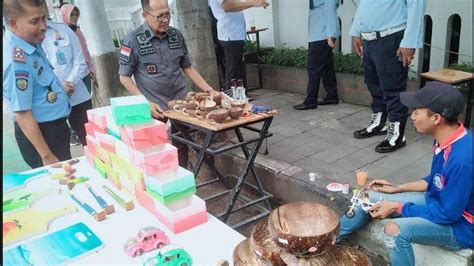 Warga Binaan Lapas Kediri Sulap Limbah Kayu Dan Batok Kelapa Menjadi