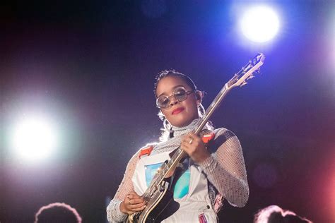 H.E.R. Launches 'Girls With Guitars' Instagram Live Series - Rolling Stone