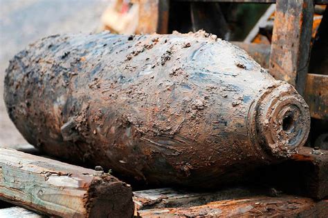 Bauarbeiter finden 500 Kilogramm schwere Fliegerbombe – Bahnhof ...