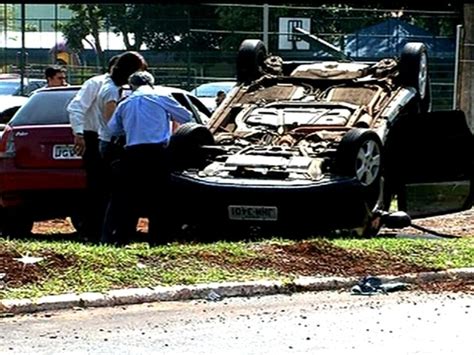 Carro capota depois de bater em outro veículo na Asa Norte DF1 G1