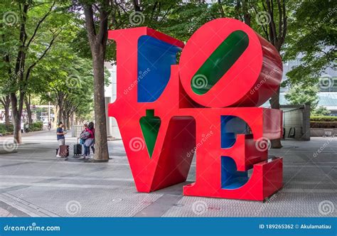 Tourists at Love Statue in Nishi Shinjuku, Tokyo, Japan. Editorial ...