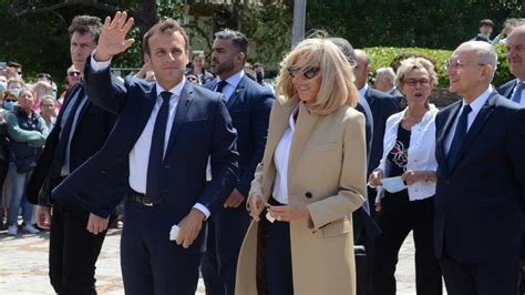 Emmanuel Et Brigitte Macron Ont Voté Au Touquet Photos Et Vidéo