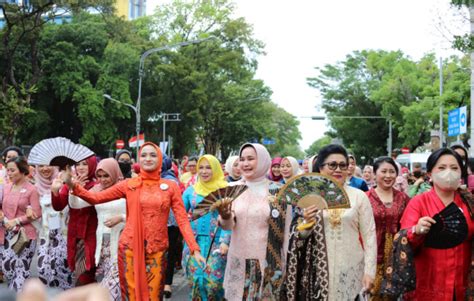 Hari Batik Nasional 2022 Riana Sari Arinal Ikuti Parade Kebaya Bersama Ibu Negara Iriana Jokowi