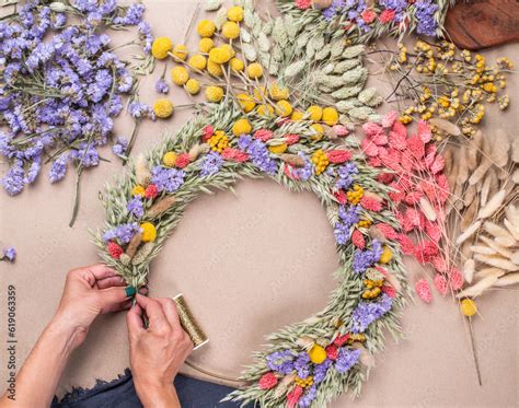 Foto De Bunter Nat Rlicher Kranz Aus Trockenblumen Kranz Aus