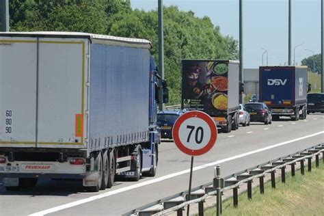 Une voiture s encastre sous un camion à Habay l automobiliste a eu