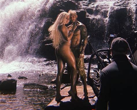 Ator pornô gay sugere sexo a após ver clipe de Pabllo e Lucas Lucco Metrópoles