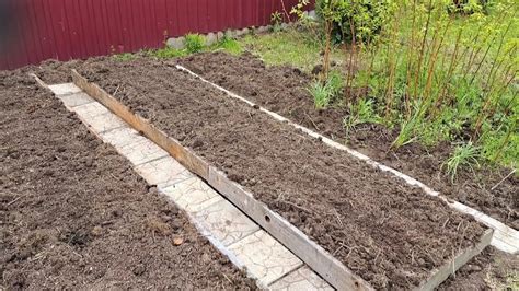 Подготовка грядок к посадке, посев семян, косим газон. - YouTube