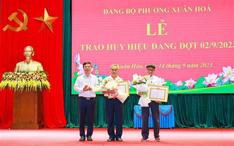 Đảng bộ phường Xuân Hòa trao huy hiệu Đảng đợt 2 9 2023