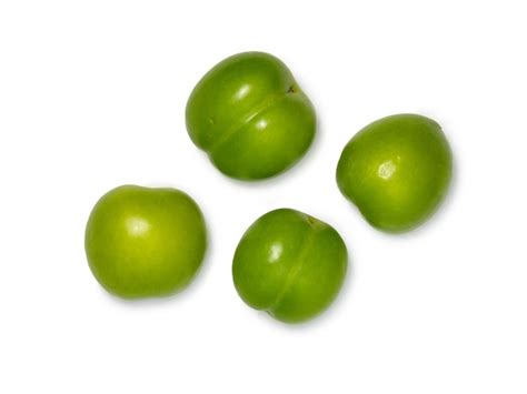 Frutos de ameixa cereja em um fundo branco fruto verde saudável isolado