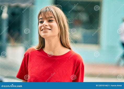 Caucasienne Adolescente Sourire Heureux Debout à La Ville Image stock