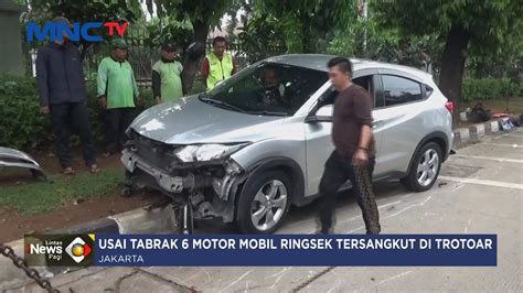 Sopir Hilang Kendali Mobil Tabrak Motor Dan Ringsek Tersangkut Di