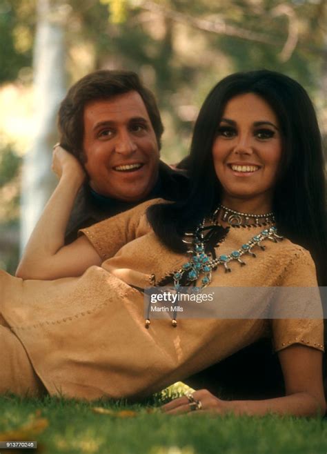 Actress Marlo Thomas And That Girl Co Star Ted Bessell Pose For A News Photo Getty Images