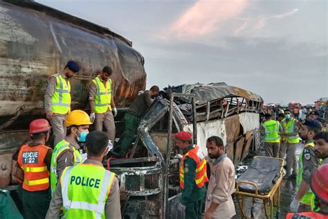 Maut Bas Bertembung Lori Tangki Minyak Di Pakistan