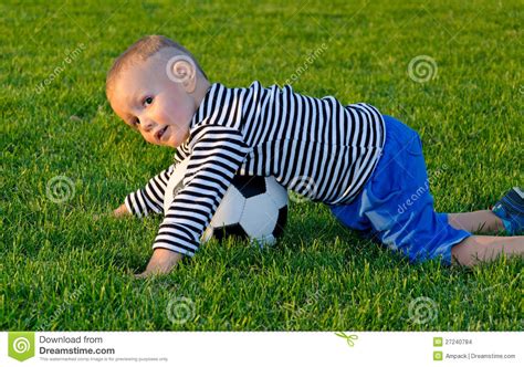 Mergulho Do Menino Em Uma Esfera De Futebol Foto De Stock Imagem De