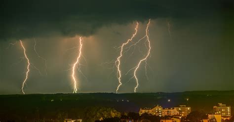 Alert Imgw Nadchodz Kolejne Burze Deszcz I Grad Kobieta