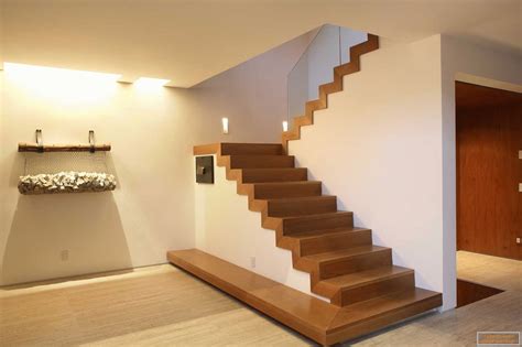 Diseño de las escaleras para el segundo piso en una casa