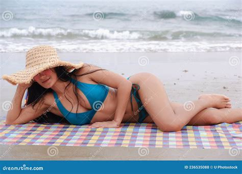 Asiatique Sexy Femme En Bikini Sur La Plage Photo Stock Image Du Beau Sein