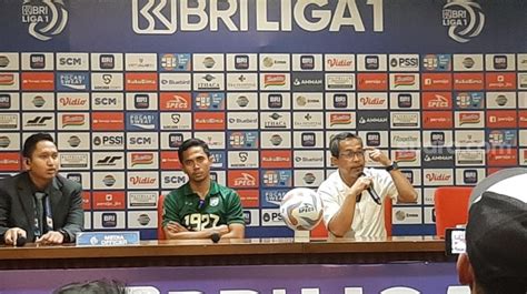 Aji Santoso Ikhlas Satu Pemain Persebaya Dikartu Merah Saat Lawan