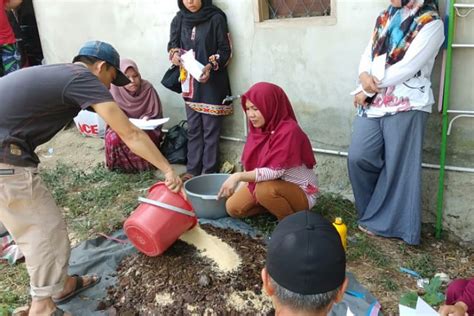 Dosen UHO Edukasi Warga Kelurahan Ambondiaa Buat Pupuk Organik ANTARA