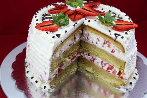 Tarta De Nata Y Fresas Con Bizcocho