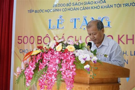 NXBGD tại TP Hồ Chí Minh tặng Sách giáo khoa cho học sinh con thương