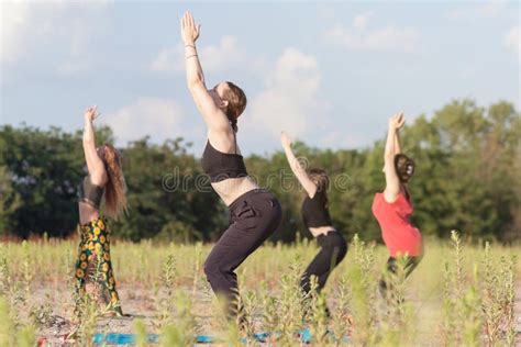 Yoga class outdoors stock image. Image of lifestyle - 124694153