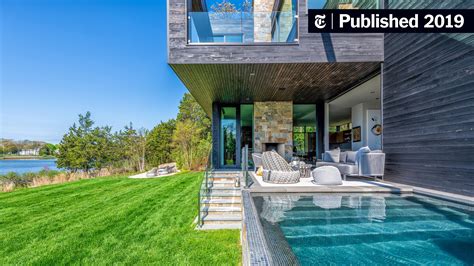 Famous celebs flock to the hamptons location for privacy 11