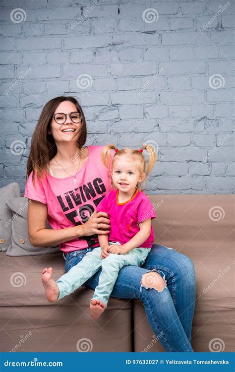 Het Mamma En De Baby Spelen En Hebben Pret In De Ruimte Op De Laag Zij