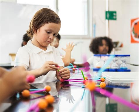 Ni Os Felices En La Escuela Primaria Foto Premium