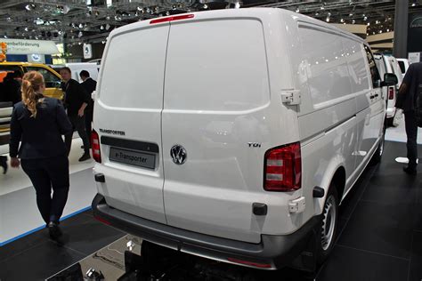 VW reveals mild-hybrid version of Transporter van | Parkers