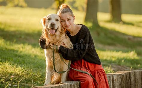 Linda Chica Con Perro Recuperador De Oro En La Naturaleza Foto De