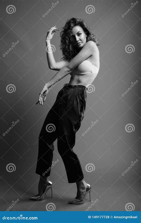 Jeune Belle Femme Avec Les Cheveux Boucl S Posant En Noir Et Blanc