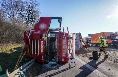 Lastwagen Kippt Um Und Verliert Tonnenweise Gerste Langer Stau